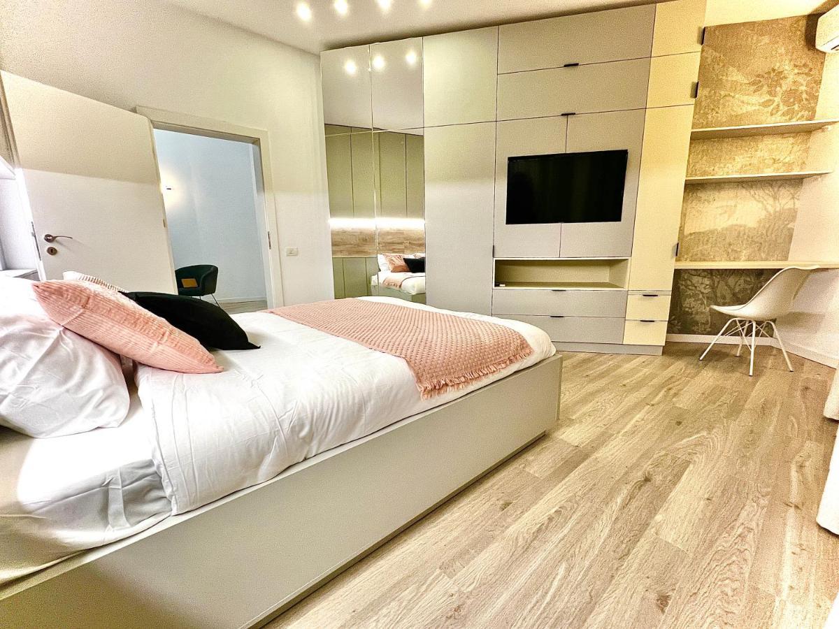 Four Bedroom Apartment, Old Town Bucureşti Ngoại thất bức ảnh