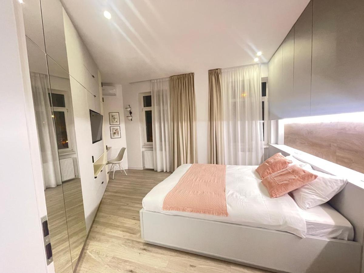 Four Bedroom Apartment, Old Town Bucureşti Ngoại thất bức ảnh